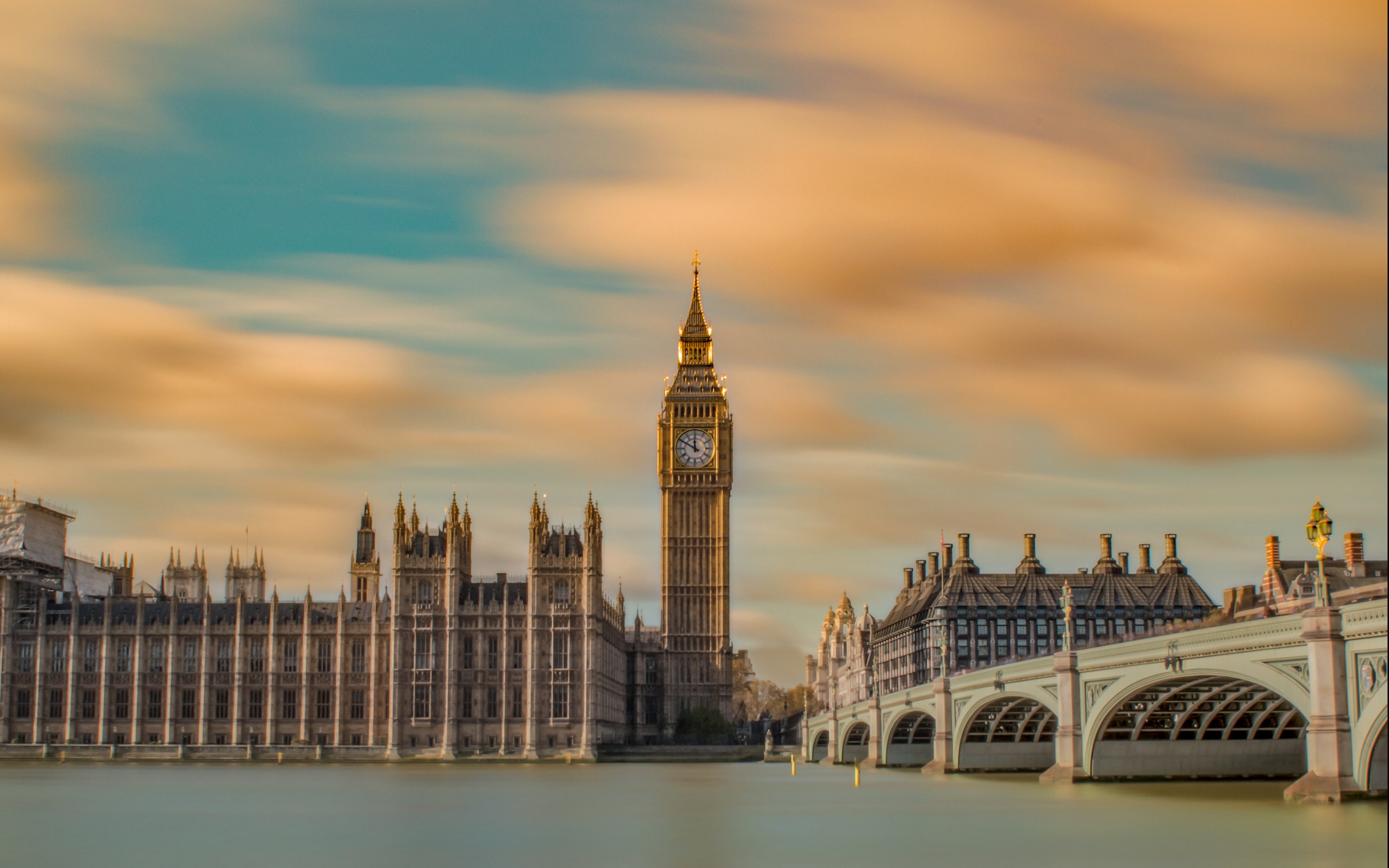 The Corrupt British Parliament and the Umayyad Caliph ‘Umar ibn ‘Abdul ‘Aziz – A Comparison